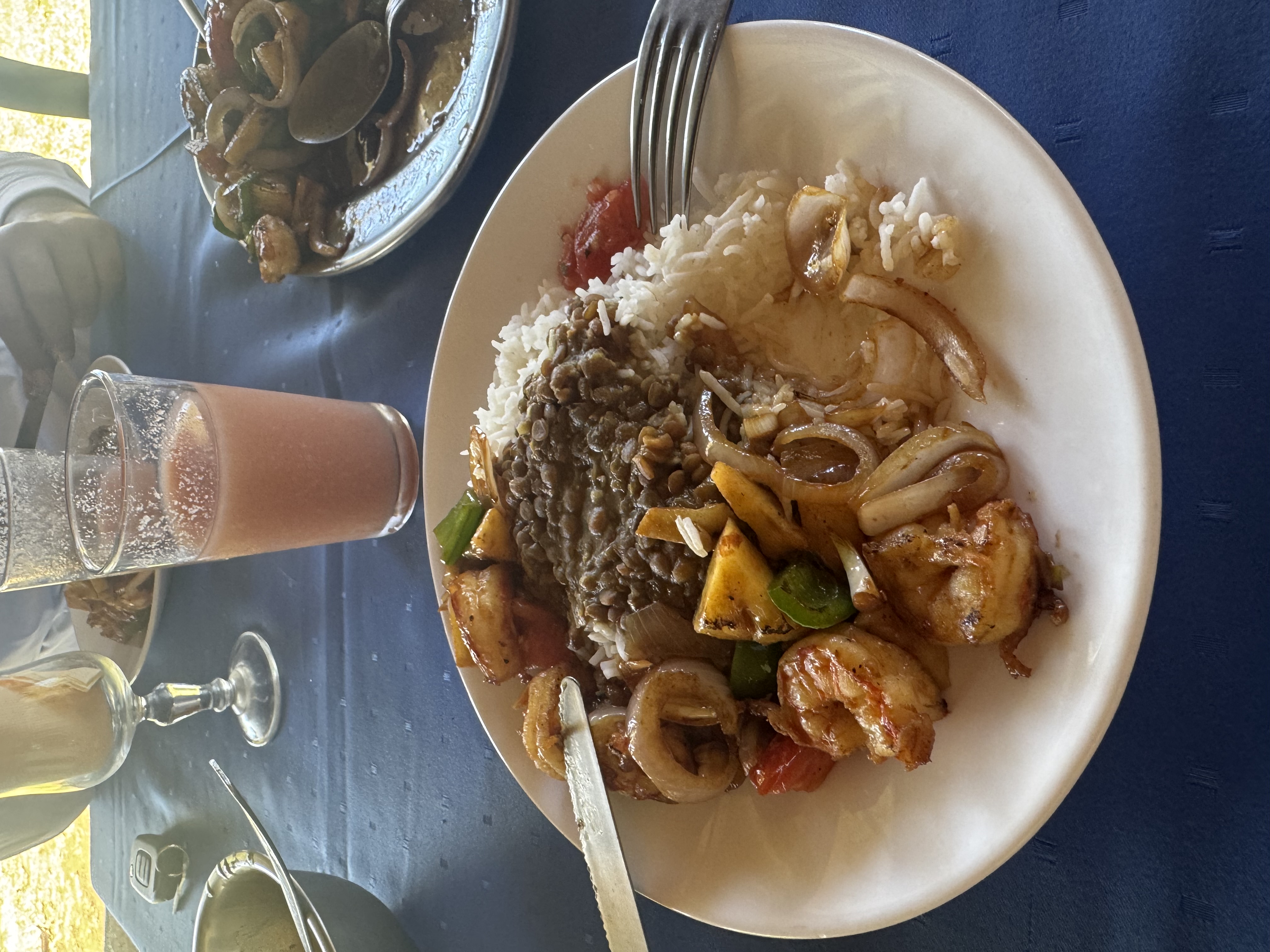 Riz, graines, crevette, ananas et son jus de goyavier